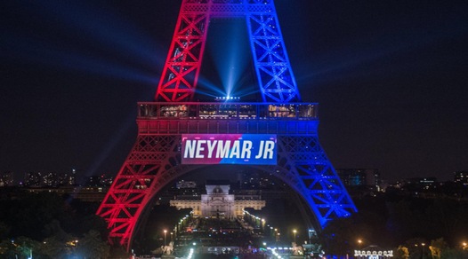 Neymar, anche la Tour Eiffel gli dà il benvenuto