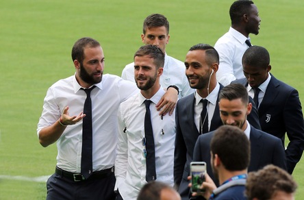 Juventus, Higuain scherza con Pjanic all'Olimpico