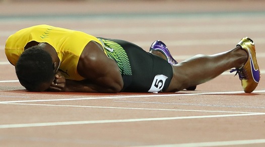 Bolt si fa male nella finale della 4x100. Era la sua ultima gara: «Non volevo finisse così»