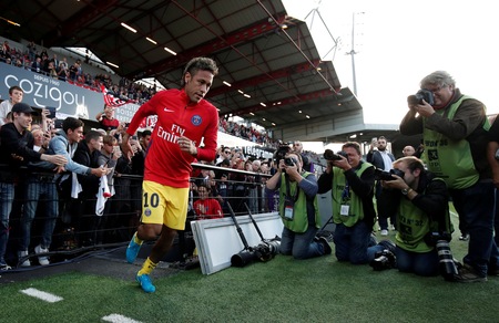 Neymar in campo con il PSG: l'esordio dell'acquisto più caro di sempre