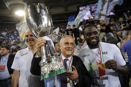 Festa Lazio, Lotito alza la Supercoppa sotto la Curva Nord