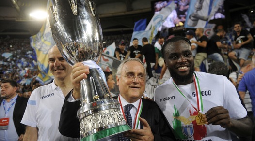 Festa Lazio, Lotito alza la Supercoppa sotto la Curva Nord