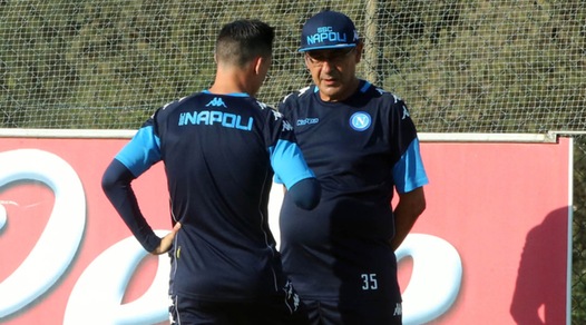 Napoli, Sarri con il cappellino durante la rifinitura