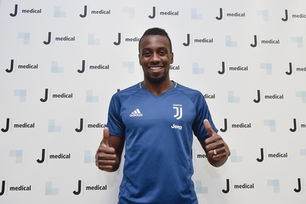 Matuidi all'aeroporto di Caselle con la sciarpa della Juventus