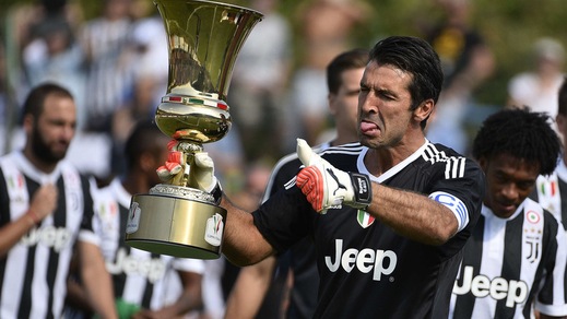 Villar Perosa, i giocatori della Juventus sfilano con le coppe