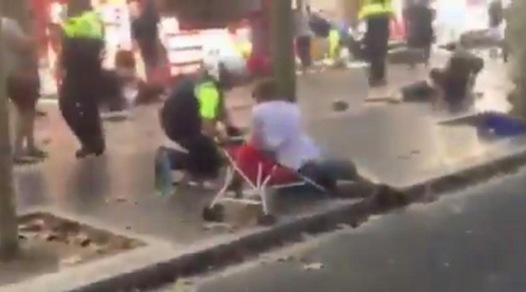 Barcellona, attentato terroristico: furgone contro la folla, ci sono morti e feriti