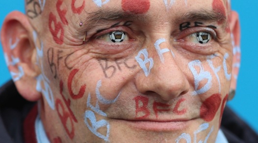 Il tifoso del Burnley con gli occhi nel pallone