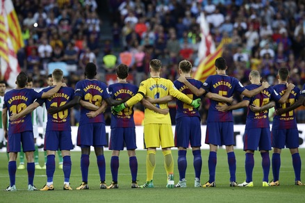 Barcellona in campo con la maglia in onore delle vittime del terrorismo