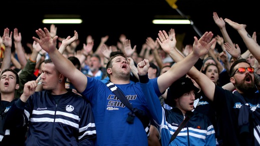 Ad Anfield succede di tutto: un tifoso dell'Hoffenheim si lava i denti