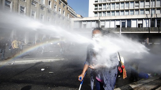 Roma, caos a Piazza Indipendenza per lo sgombero dei migranti