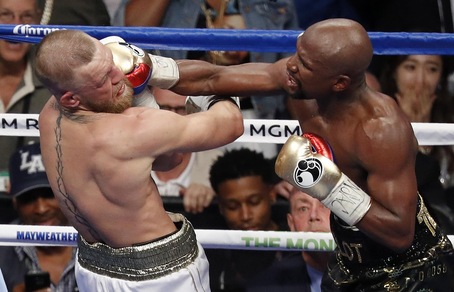 Boxe, Mayweather batte McGregor: ko tecnico nello show dell'anno