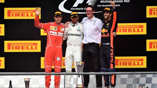 F1 Ferrari, Vettel: «Speravo in un errore di Hamilton»