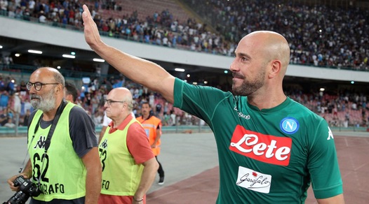 Reina, l'agente e il papà in coro: «È felice di restare a Napoli»