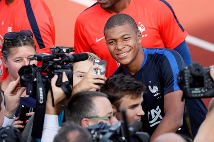 Francia, per Mbappè selfie e sorrisi con i tifosi aspettando il Psg