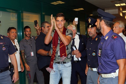 Schick, le prime foto con la sciarpa della Roma! Tifosi in delirio