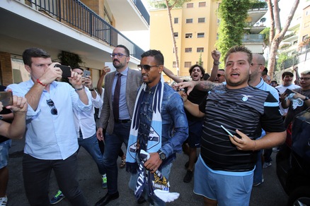 Lazio, colpo Nani: selfie e autografi con i tifosi