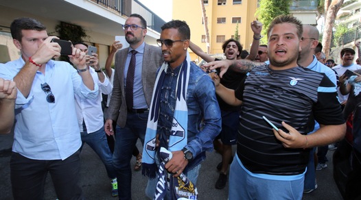 Lazio, colpo Nani: selfie e autografi con i tifosi