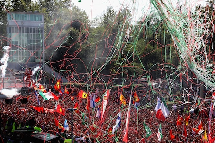 Ferrari, oceano rosso a Monza: Vettel riprende con una telecamera