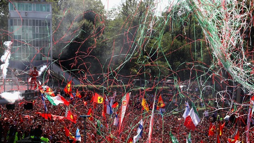 Ferrari, oceano rosso a Monza: Vettel riprende con una telecamera