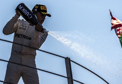 F1, Hamilton: «Bello essere primo, ma la strada è lunga»