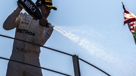 F1, Hamilton: «Bello essere primo, ma la strada è lunga»