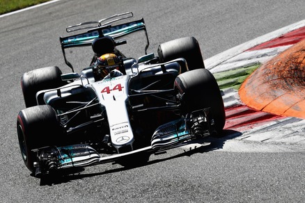 F1, Hamilton sorpassa Vettel: il Mondiale a 1,45