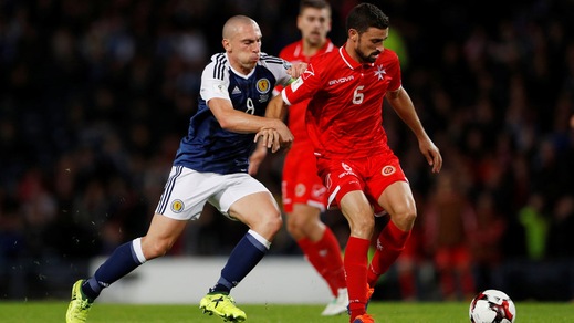 Il capitano della Scozia contro un avversario: «Mi ha sputato addosso!»