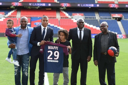 Psg, ecco Mbappé: presentazione formato famiglia