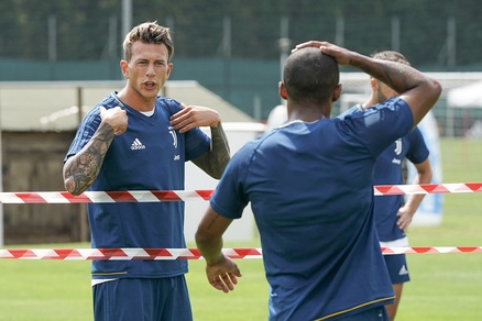 Juventus-Chievo, Bernardeschi e Douglas Costa scalpitano