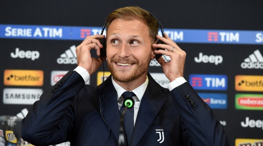 Juve, battesimo del canto anche per Höwedes con Bob Marley
