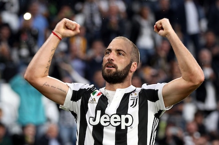 Higuain, nuovo look: rasato e tatuato