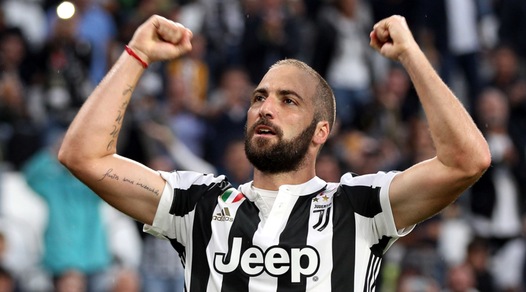 Higuain, nuovo look: rasato e tatuato