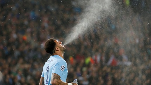 Feyenoord-Manchester City: Kyle Walker sembra un drago