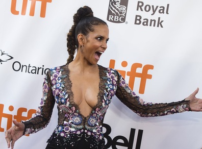 Halle Berry, décolleté da urlo a Toronto