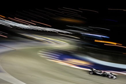 F1, Gp Singapore: disastro al via, Raikkonen e Vettel out