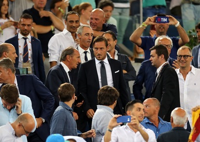 Totti in ultima fila al suo primo giorno di "scuola"