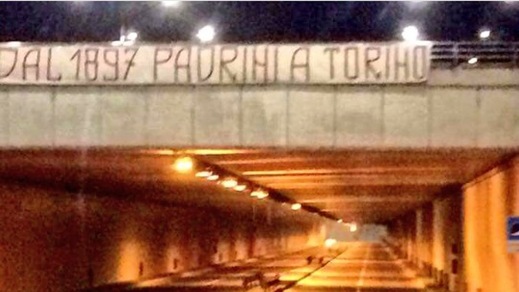 Derby, rimosso striscione contro la Juventus: «Dal 1897 padrini a Torino»