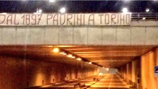 Derby, rimosso striscione contro la Juventus: «Dal 1897 padrini a Torino»