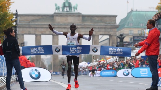 Maratona di Berlino, vince il keniano Kipchoge ma niente record