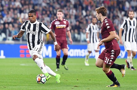 Juventus, Douglas Costa: «Higuain tornerà a fare tanti gol»