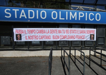 «Tanti auguri Francè»: striscione dei tifosi appeso all'Olimpico per Francesco Totti