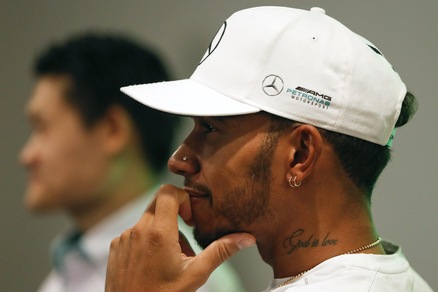 F1, Hamilton: «È bello vedere le debolezze di Vettel»