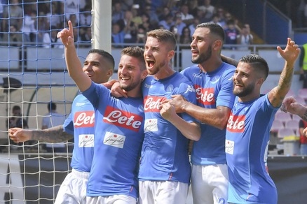 Napoli, 3-0 al Cagliari e settima vittoria di fila: il San Paolo esplode di gioia