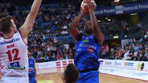 Landry sbanca Pesaro, Milano passa a Cremona