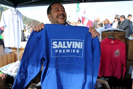 Napoli, Salvini abbandona il Milan e canta "Un giorno all'improvviso"