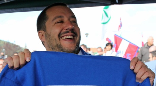 Napoli, Salvini abbandona il Milan e canta "Un giorno all'improvviso"