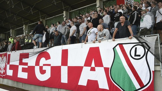 Legia Varsavia, follia ultrà: calci e pugni ai giocatori