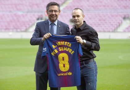 Iniesta «Per sempre»: è scritto sulla maglia del Barça