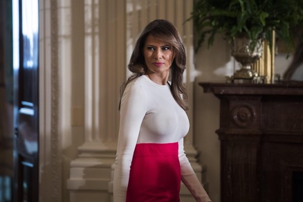 Melania Trump in difficoltà: il vestito è troppo stretto