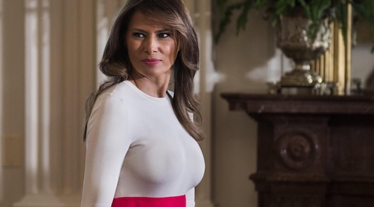 Melania Trump in difficoltà: il vestito è troppo stretto